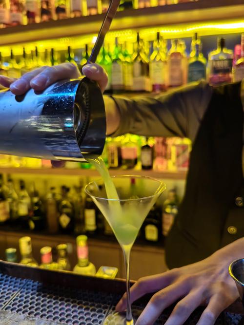 老李初到武汉出差，面对客户去酒吧提议竟如此纠结